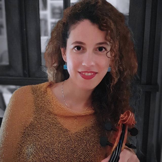 Lucia Ortiz Sauco holds her viola
