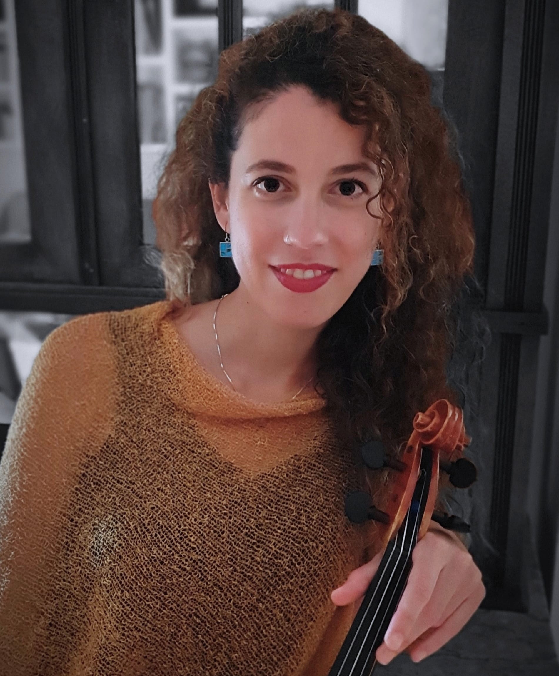 Lucia Ortiz Sauco holds her viola