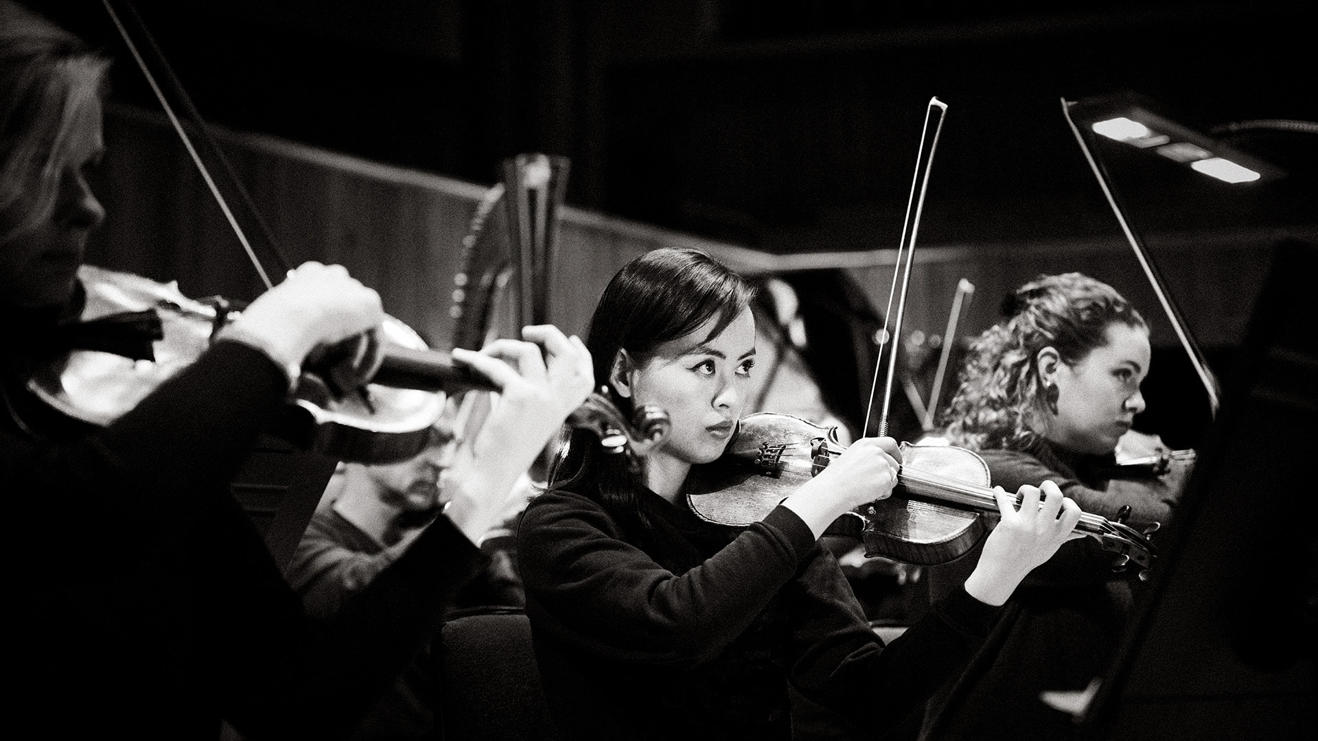 LPO violinists