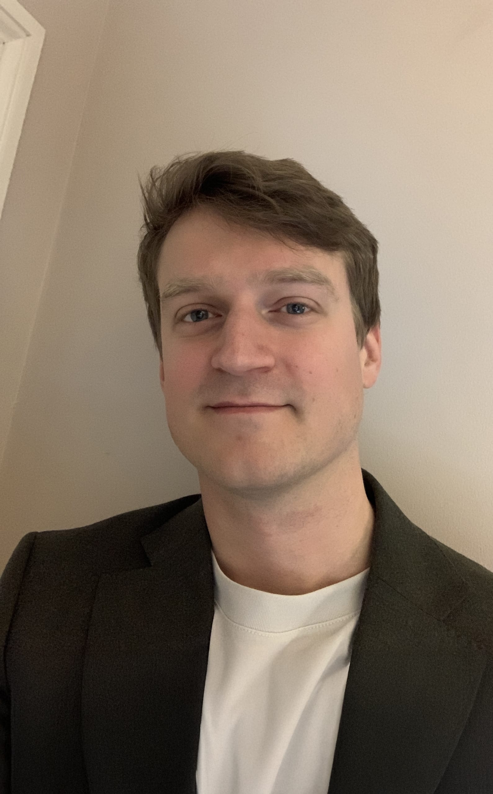 A headshot of cellist Leo Melvin