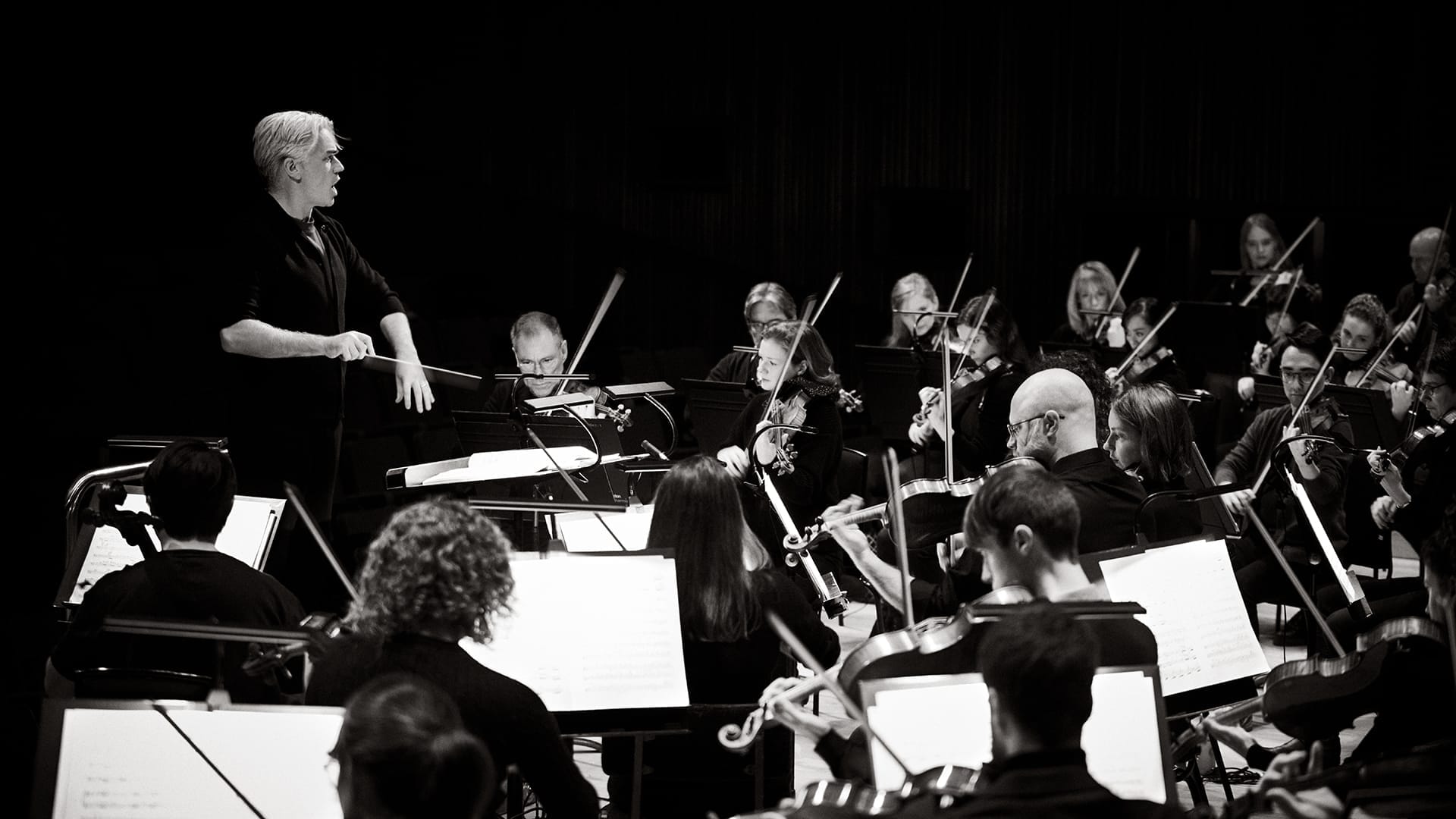 Black and white image of LPO's Principal Conductor Edward Gardner leading the London Philharmonic Orchestra.